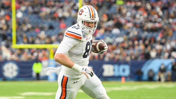 Auburn Tigers tight end Brandon Frazier runs the ball against the Maryland Terrapins.