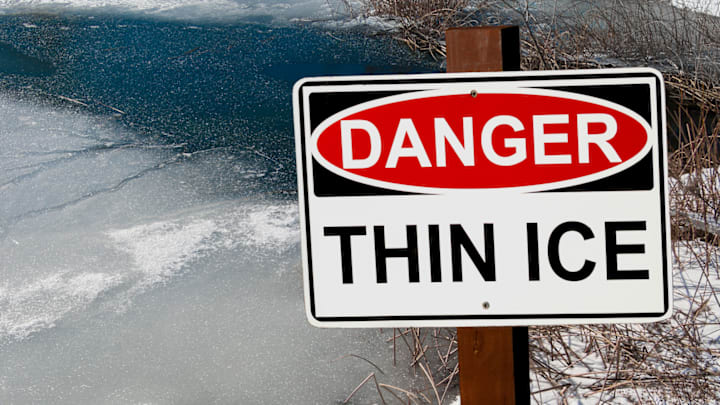 Señal de advertencia de hielo fino