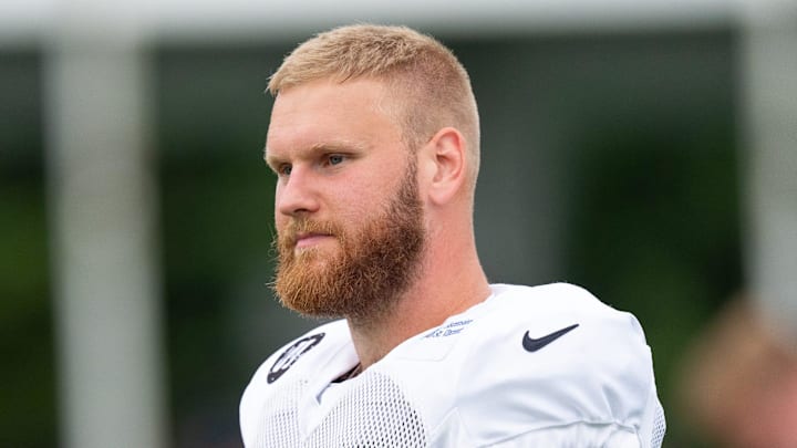 Indianapolis Colts offensive tackle Braden Smith warms up
