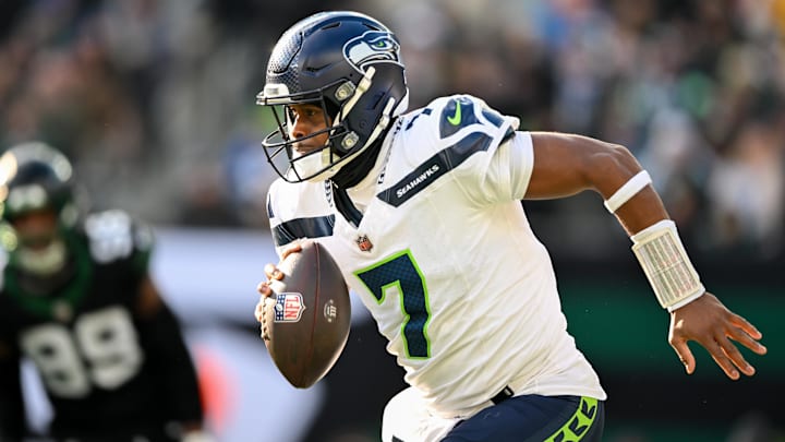 Dec 1, 2024; East Rutherford, New Jersey, USA; Seattle Seahawks quarterback Geno Smith (7) runs with the ball during the first quarter against the New York Jets at MetLife Stadium. Mandatory Credit: Mark Smith-Imagn Images