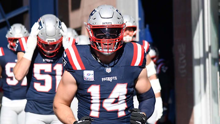 Oct 26, 2025; Foxborough, Massachusetts, USA; New England Patriots linebacker Robert Spillane (14) walks to the field prior to a game against the Cleveland Browns at Gillette Stadium. Mandatory Credit: Bob DeChiara-Imagn Images Oct 26, 2025; Foxborough, Massachusetts, USA; New England Patriots linebacker Robert Spillane (14) walks to the field prior to a game against the Cleveland Browns at Gillette Stadium. Mandatory Credit: Bob DeChiara-Imagn Images