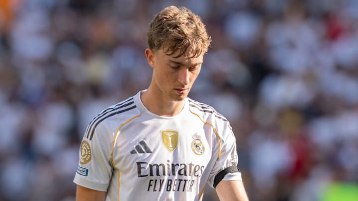 Dean Huijsen received the first red card of his career against Borussia Dortmund.