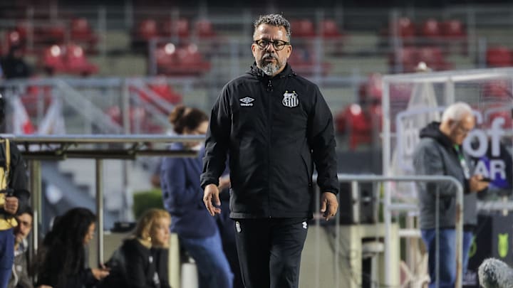 Cléber Xavier em ação durante Santos x Vasco da Gama