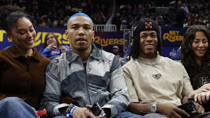 Detroit Lions WR Amon-Ra St. Brown and RB Jahmyr Gibbs sit court side during Pistons game against Golden State Warriors 