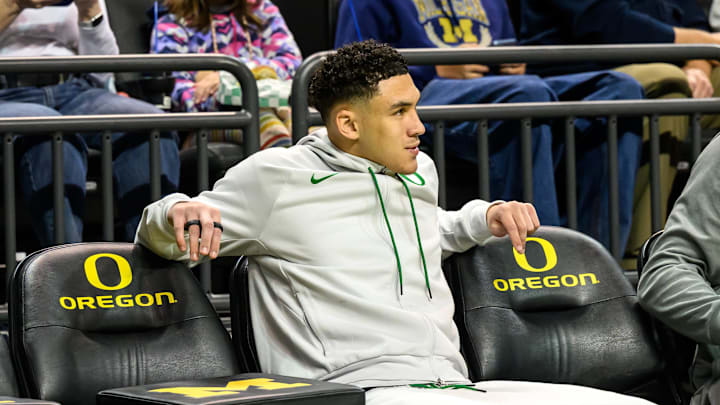 Jan 17, 2026; Eugene, Oregon, USA; Oregon Ducks starting guard Jackson Shelstad (3) on the bench with an injury before the game against the Michigan Wolverines at Matthew Knight Arena. Mandatory Credit: Craig Strobeck-Imagn Images