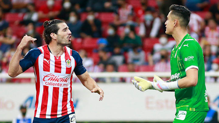 Antonio Briseño y Raúl Gudiño apuntan para ser titular con las Chivas frente al Toluca en la Jornada 13 de la Liga MX.