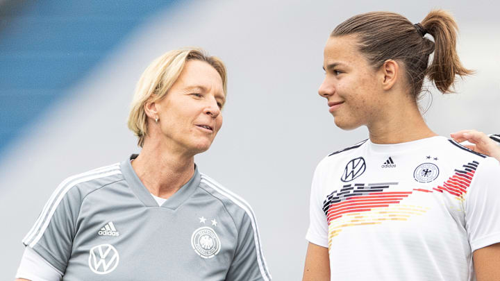 Lena Oberdorf und Martina Voss-Tecklenburg