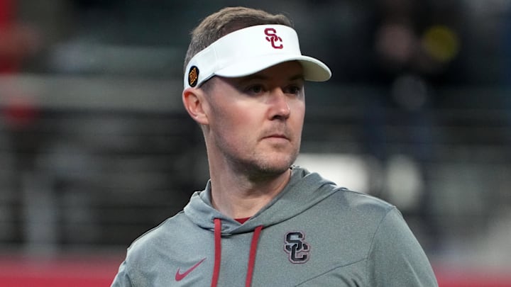 Dec 2, 2022; Las Vegas, NV, USA; Southern California Trojans head coach Lincoln Riley reacts in the first half of the Pac-12 Championship against the Utah Utes at Allegiant Stadium. Mandatory Credit: Kirby Lee-Imagn Images Dec 2, 2022; Las Vegas, NV, USA; Southern California Trojans head coach Lincoln Riley reacts in the first half of the Pac-12 Championship against the Utah Utes at Allegiant Stadium. Mandatory Credit: Kirby Lee-Imagn Images