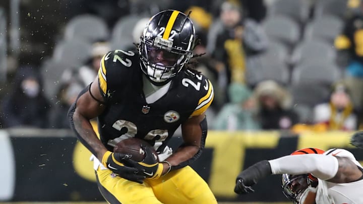 Jan 4, 2025; Pittsburgh, Pennsylvania, USA; Pittsburgh Steelers running back Najee Harris (22) sheds a tackle attempt by Cincinnati Bengals linebacker Akeem Davis-Gaither (59) after catching a pass during the fourth quarter at Acrisure Stadium. Mandatory Credit: Charles LeClaire-Imagn Images Jan 4, 2025; Pittsburgh, Pennsylvania, USA; Pittsburgh Steelers running back Najee Harris (22) sheds a tackle attempt by Cincinnati Bengals linebacker Akeem Davis-Gaither (59) after catching a pass during the fourth quarter at Acrisure Stadium. Mandatory Credit: Charles LeClaire-Imagn Images