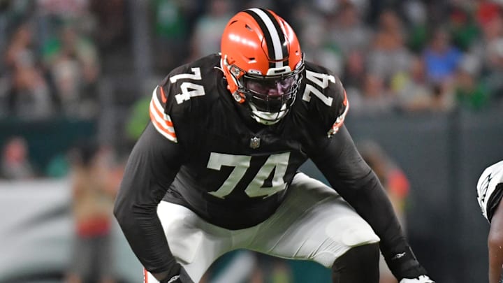 Dawand Jones won't start for the Browns, who signed Ty Nsekhe to replace Jack Coknlin.