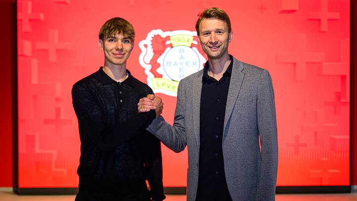 Kennet Eichhorn bei der Vertragsunterschrift mit Simon Rolfes Kennet Eichhorn bei der Vertragsunterschrift mit Simon Rolfes