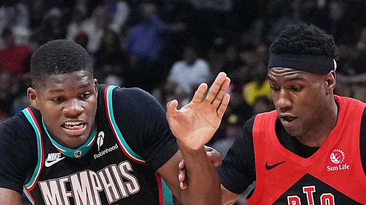 Memphis Grizzlies forward Cedric Coward controls the ball as Toronto Raptors guard Ja'Kobe Walter tries to defend.