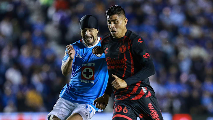 El capitán uruguayo de Cruz Azul, Ignacio Rivero, y el mexicoamericano Joe Corona de Xolos durante la fase regular