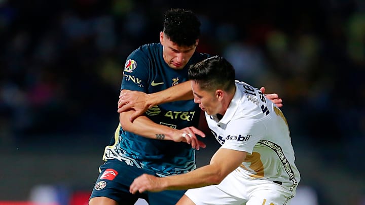 Jorge Sánchez y Efraín Velarde compiten por el esférico.