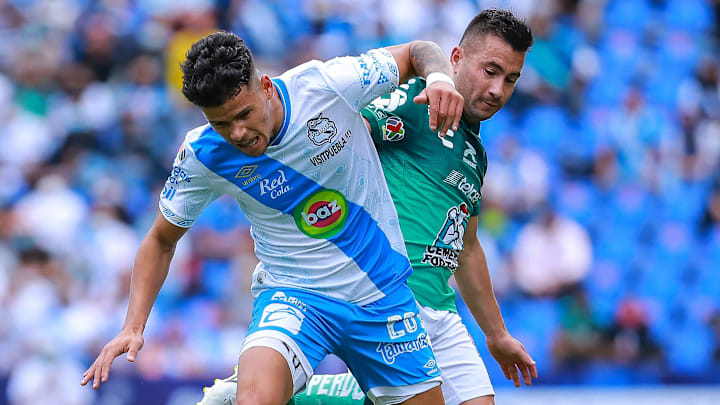 El uruguayo Maximiliano Araujo (Puebla) y el chileno Jean Meneses (León) en los cuartos de final de Ida.