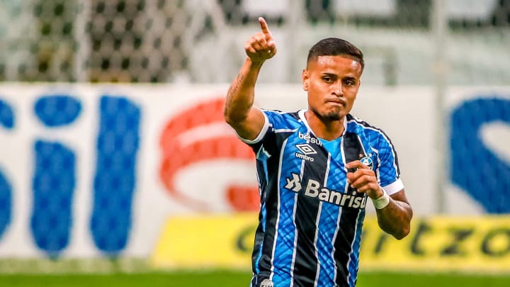 Atacante Everton Cardoso acertou com o Dourado por empréstimo