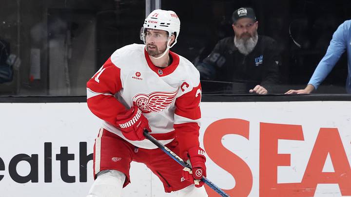 Mar 24, 2025; Salt Lake City, Utah, USA; Detroit Red Wings center Dylan Larkin (71) looks to set a play against the Utah Hockey Club during the second period at Delta Center. Mandatory Credit: Rob Gray-Imagn Images Mar 24, 2025; Salt Lake City, Utah, USA; Detroit Red Wings center Dylan Larkin (71) looks to set a play against the Utah Hockey Club during the second period at Delta Center. Mandatory Credit: Rob Gray-Imagn Images