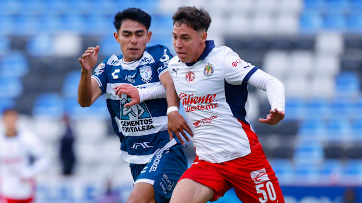 Elías Montiel de Pachuca y Mateo Chávez de Chivas compiten por el esférico en el Estadio Hidalgo