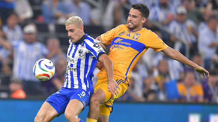 El argentino Germán Berterame de Rayados y Diego Reyes de Tigres durante los cuartos de final del Clausura 2024