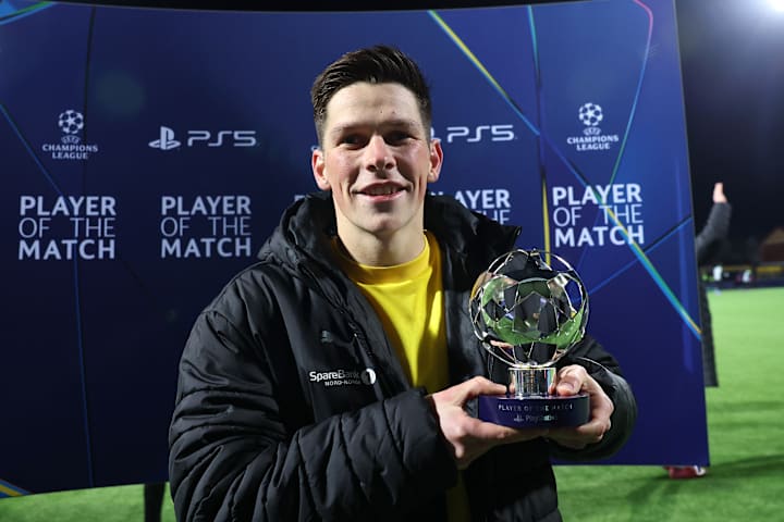 Sondre Brunstad Fet holding his award.