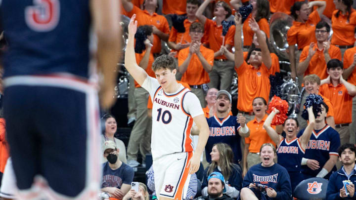 Simon Walker recorded 15 points in just seven minutes of game action on Wednesday.