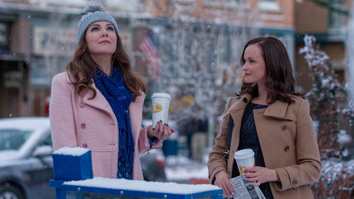 Lauren Graham and Alexis Bledel in Gilmore Girls: A Year in the Life - Netflix