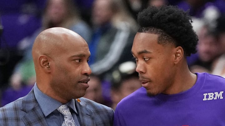 Former Toronto Raptors player Vince Carter talks with forward Scottie Barnes.