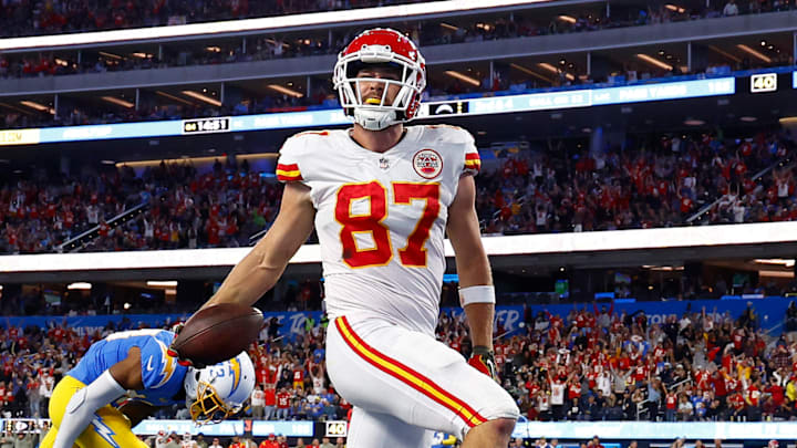 Kelce sigue demostrando el porqué es el mejor ala cerrada de la NFL