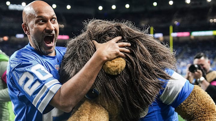 Keegan-Michael Key and mascot Roary before the NFC divisional round between Detroit Lions and Washington Commanders