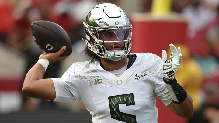 Oregon Ducks quarterback Dante Moore