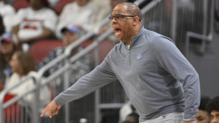 Jan 14, 2023; Louisville, Kentucky, USA; North Carolina Tar Heels head coach Hubert Davis calls out instructions during the first half against the Louisville Cardinals at KFC Yum! Center. Mandatory Credit: Jamie Rhodes-Imagn Images Jan 14, 2023; Louisville, Kentucky, USA; North Carolina Tar Heels head coach Hubert Davis calls out instructions during the first half against the Louisville Cardinals at KFC Yum! Center. Mandatory Credit: Jamie Rhodes-Imagn Images