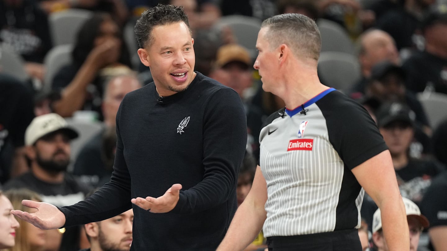 Julian Champagnie em ação durante partida da NBA