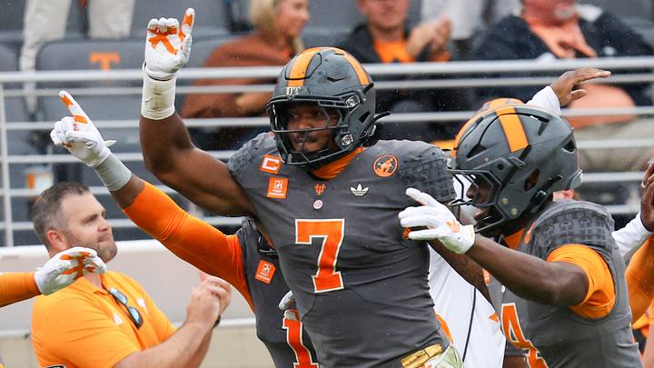 Oct 3, 2026; Knoxville, Tennessee, USA; Tennessee Volunteers linebacker Arion Carter (7) reacts after recovering a fumble against the Auburn Tigers during the second quarter at Neyland Stadium. Mandatory Credit: Randy Sartin-Imagn Images Oct 3, 2026; Knoxville, Tennessee, USA; Tennessee Volunteers linebacker Arion Carter (7) reacts after recovering a fumble against the Auburn Tigers during the second quarter at Neyland Stadium. Mandatory Credit: Randy Sartin-Imagn Images