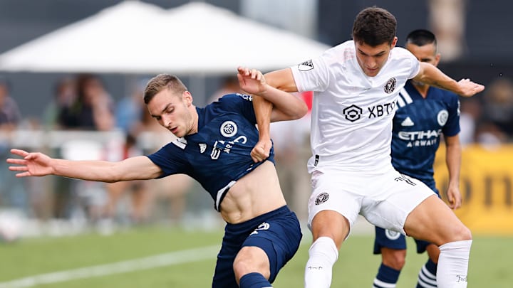 James Sands (NYCFC) y el chileno Robbie Robinson (Inter Miami) disputan el esférico.