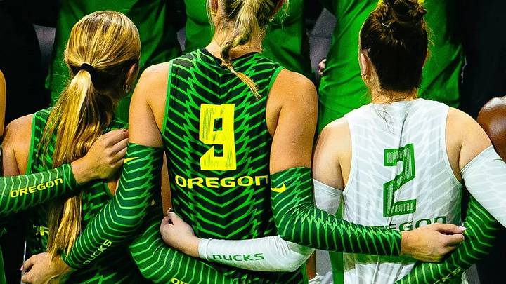 Oregon's Holley McFadden (9) and Reese Sheppard (2)