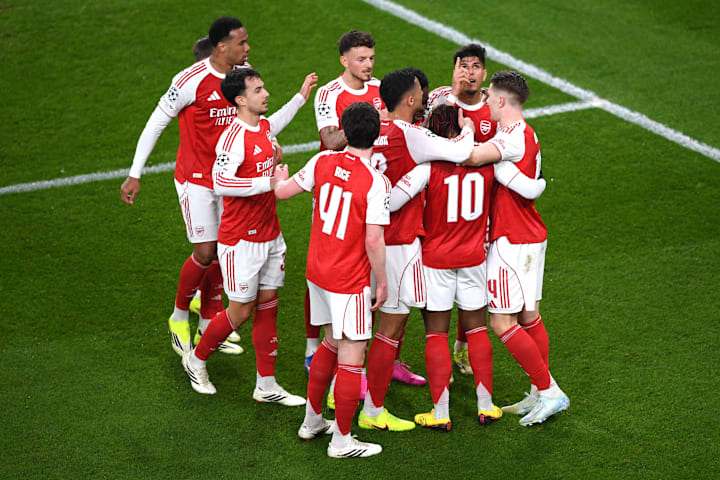 阿森纳球队一起庆祝。