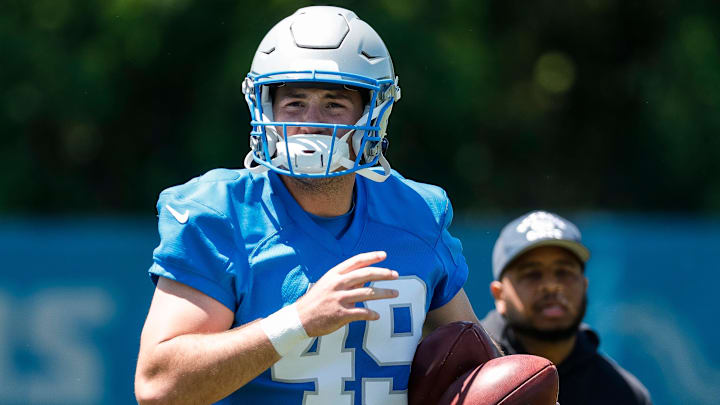 Detroit Lions longsnapper Hogan Hatten (49) 