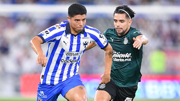 Víctor Guzmán de Rayados y Ricardo Marín de Chivas durante el Clausura 2024