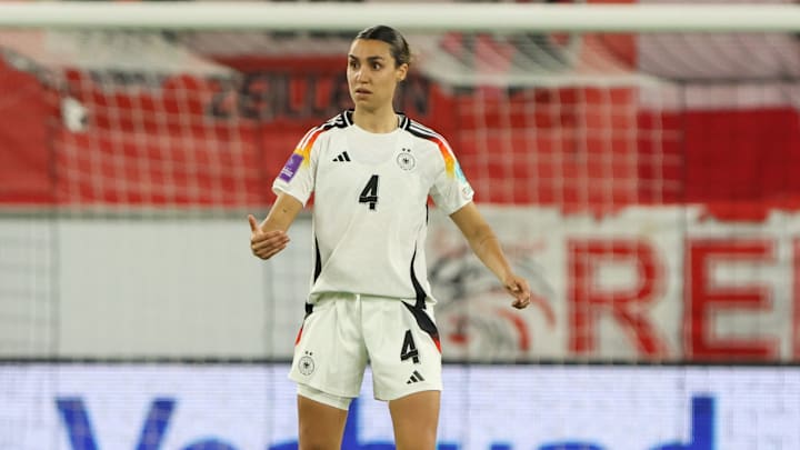 Die Nationalspielerin Bibiane Schulze Solano lief am Freitag mit der neu gestalteten Nummer vier auf