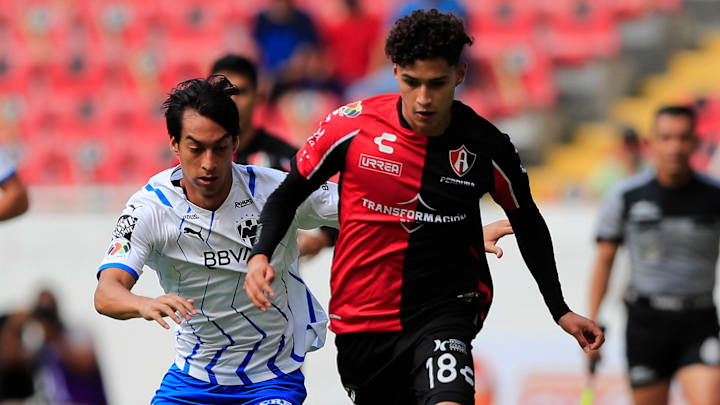 Daniel Parra (Rayados) pelea el balón con Ángel Márquez (Atlas) durante la fase regular del campeonato.