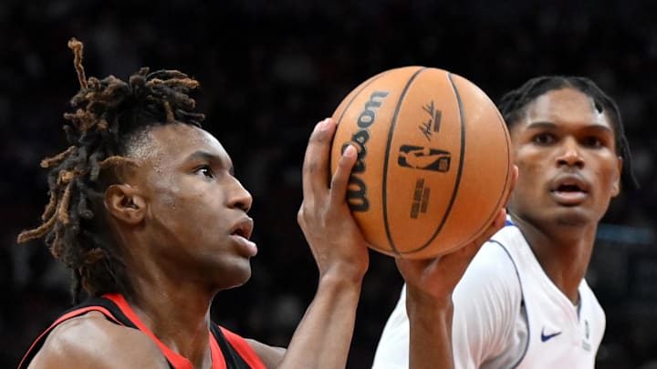 Toronto Raptors guard Ja'Kobe Walter sets up to shoot the ball as Detroit Pistons forward Ausar Thompson looks on.