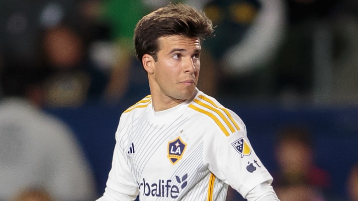 In the latest edition of 'The Tráfico' between LAFC and LA Galaxy, fans were treated to a pulsating clash that ultimately saw LAFC clinch victory with a 2-1 scoreline. 