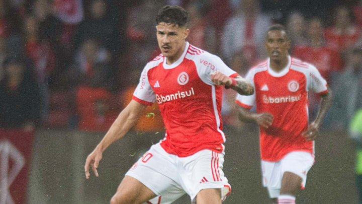 De acuerdo con el periodista argentino César Merlo, Tigres avanza en la negociación por el brasileño Rómulo Zwarg del Inter de Porto Alegre, buscando una compra definitiva.