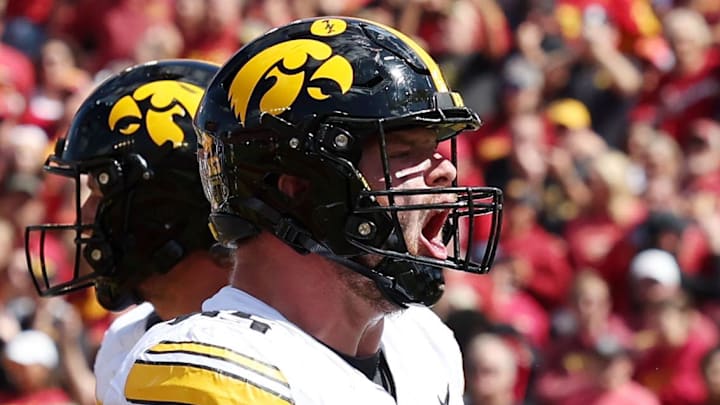 Iowa Hawkeyes offensive lineman Logan Jones
