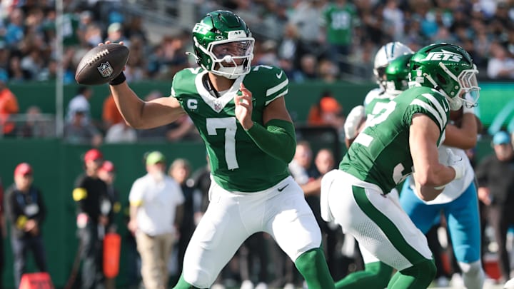 Oct 19, 2025; East Rutherford, New Jersey, USA; New York Jets quarterback Justin Fields (7) looks to get rid of the ball in the second quarter against the Carolina Panthers at MetLife Stadium. Mandatory Credit: Vincent Carchietta-Imagn Images