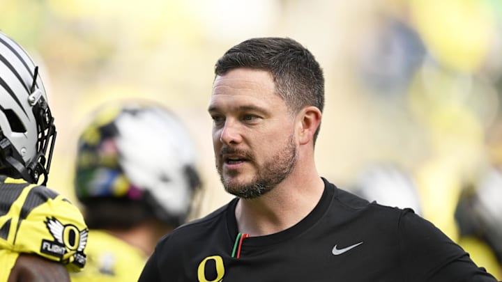 Oct 26, 2024; Eugene, Oregon, USA; Oregon Ducks head coach Dan Lanning visits with players before a game against the Illinois Fighting Illini at Autzen Stadium. 