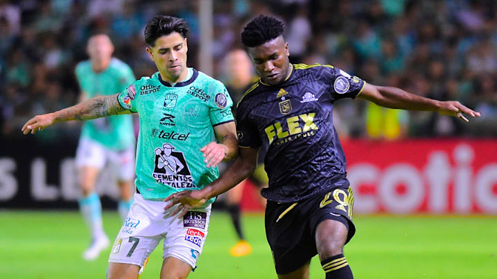 El chileno Víctor Dávila de León compite por el balón con el ecuatoriano José Cifuentes de LAFC.