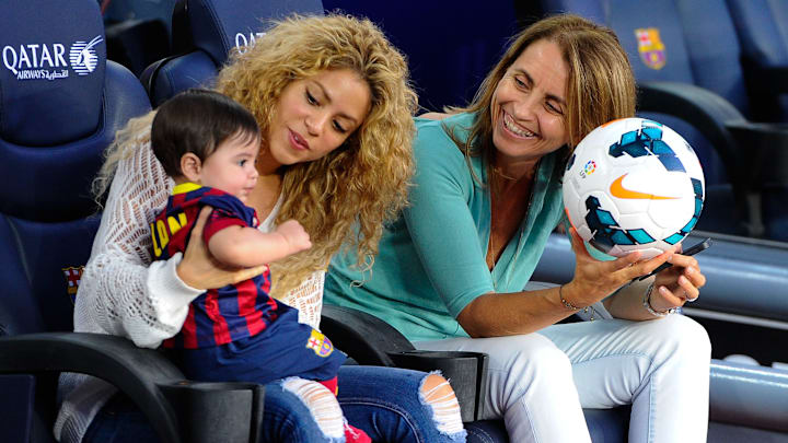 Shakira, su hijo Milan y Montserrat Bernabéu en uno de los partidos que disputó Gerard Piqué
