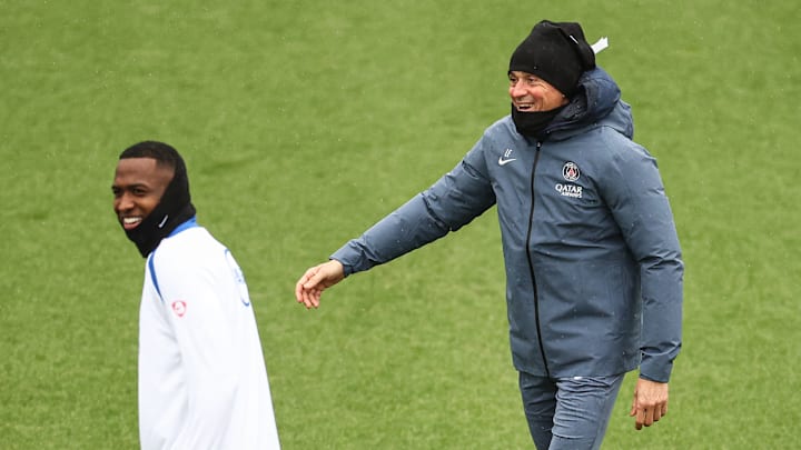 Luis Enrique et son défenseur Willian Pacho à l'entrainement du PSG