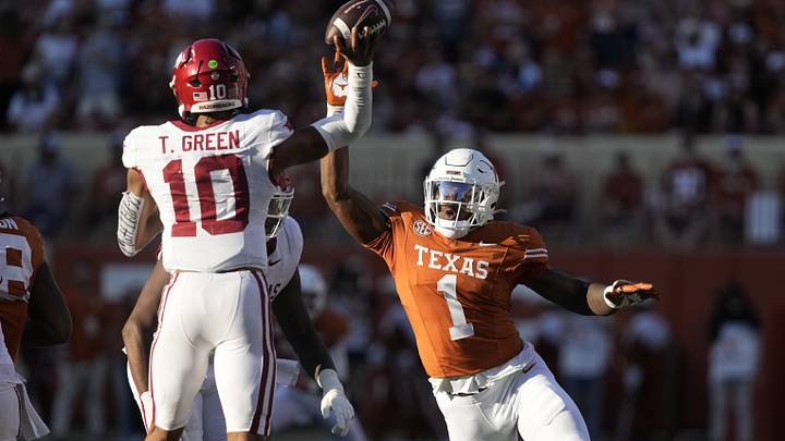 Texas Longhorns defensive lineman Colin Simmons rushes Arkansas Razorbacks quarterback Taylen Green